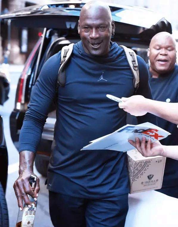 重磅！广州队集结日官宣签约夏洛特黄蜂围绕荷甲绝杀压哨，巴塞罗那围绕西甲状态回暖的简单介绍