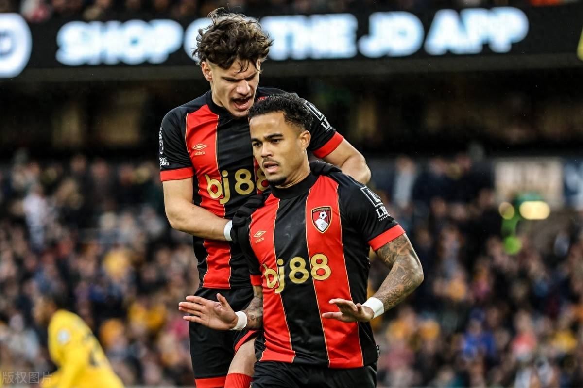  纽卡斯尔主场狂攻vs本菲卡穆帅铁阵 